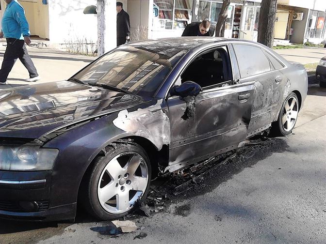 Masina incendiata pe Scolilor