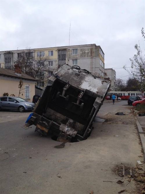 Surpare pe strada Gratiei sub greutatea unei masini de gunoi