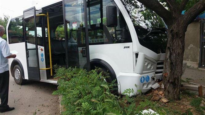 A incercat sa evite o fetita si a intrat cu autobuzul intr-un copac