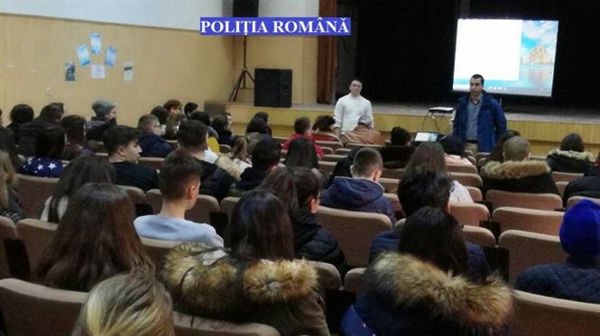 Galerie foto: INTERNETUL – UNEALTA TRAFICANŢILOR DE PERSOANE