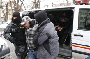 Cu ochii pe infractori, politistii nu stiu de gluma