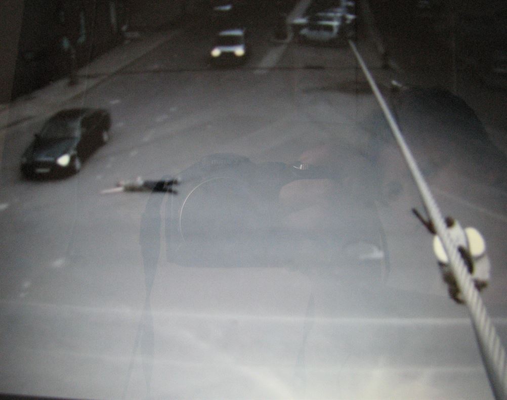 A adormit in mijlocul unei intersectii si a fost ocolit de masini
