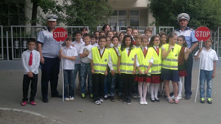 In ultimele zile de scoala elevii dirijeaza circulatia alaturi de politisti
