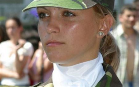 Romania are cele mai sexy femei soldat din lume