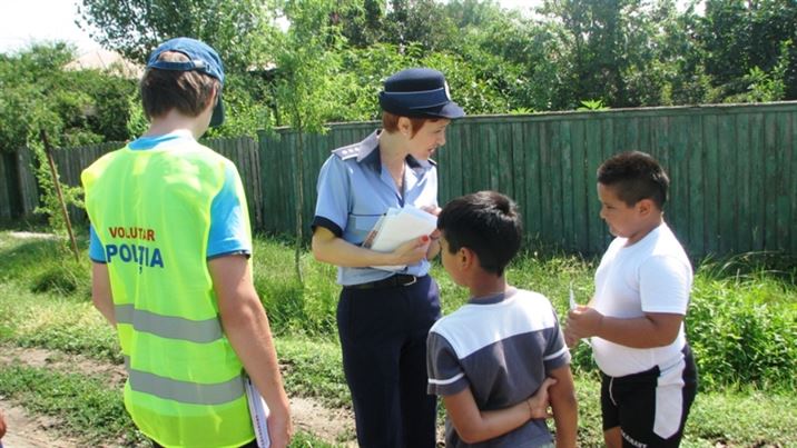 Politistii braileni, impreuna cu elevii voluntari in vizita la copii din mediul rural