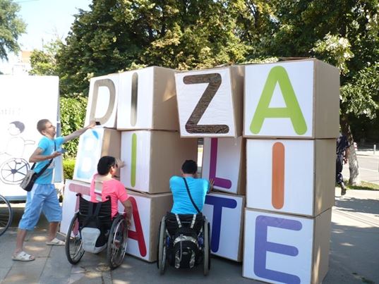Persoanele cu dizabilitati au darmat ziduri, pentru a construi punti