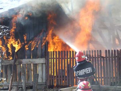 Batrana arsa intr-un incendiu izbucnit intr-o casa a primariei