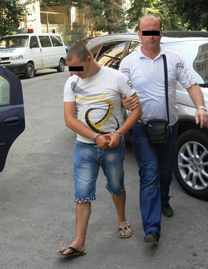 Adolescenti specializati pe furturile din masini