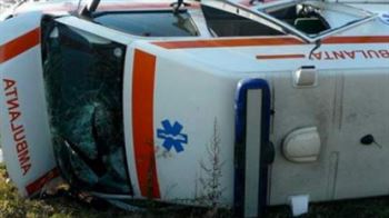 O ambulanta care transporta o gravida spre maternitate s-a rasturnat