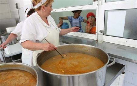 Zilnic, 241 de braileni mananca de la cantina Primariei si Biserica