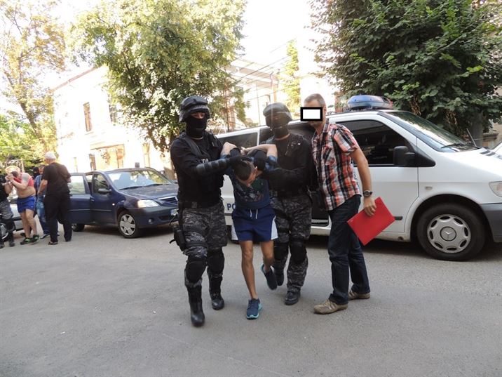 Doi tineri arestati pentru inselaciune prin metoda “Premiul”