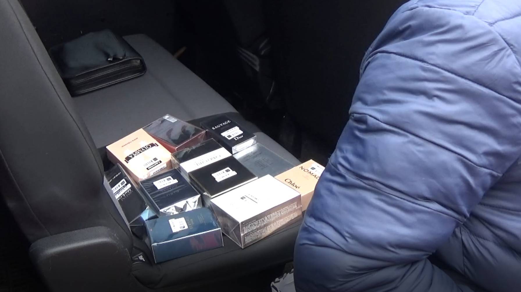 Doi bărbați depistați de jandarmi comercializând parfumuri într-o parcare