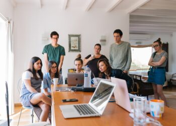 Provocările Generației Z, în 2021: lipsa resurselor și a educației financiare, ghidarea în carieră și gestionarea emoțiilor