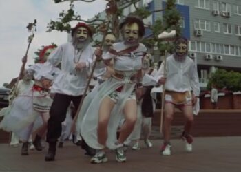 Astăzi, pe scena exterioară se joacă spectacolul Bacantele (fără mască) după Euripide, al Teatrului de Nord – Satu Mare