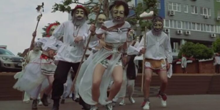 Astăzi, pe scena exterioară se joacă spectacolul Bacantele (fără mască) după Euripide, al Teatrului de Nord – Satu Mare