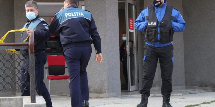 Jaf la o bancă din Ansamblul Buzăului