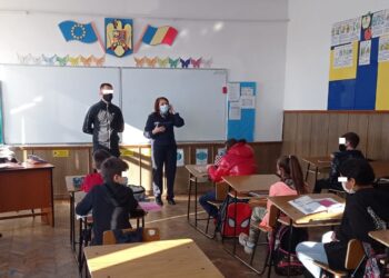 Patru eleve au prezentat un proiect cu modele de ținută antibullying