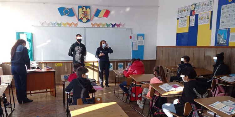 Patru eleve au prezentat un proiect cu modele de ținută antibullying