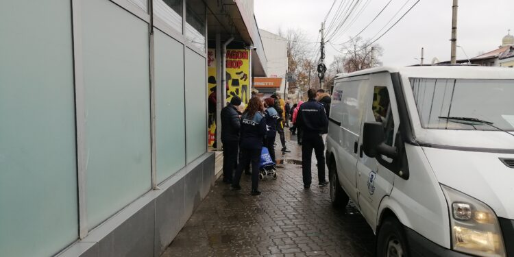 Polițiștii și jandarmii au efectuat verificări în 43 de societăți comerciale și au controlat 104 vehicule