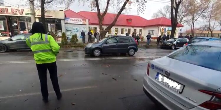 Accident pe strada Școlilor cu patru mașini avariate și o persoană rănită