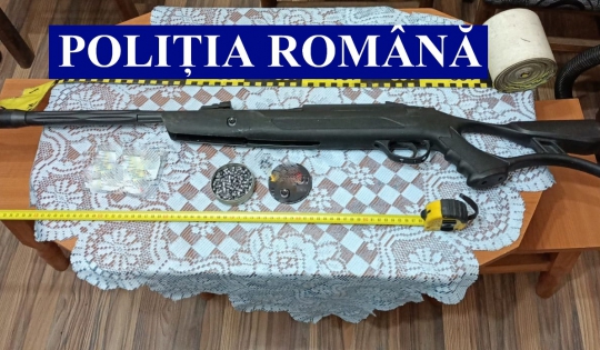 Percheziții la persoane bănuite de deținere ilegală de arme