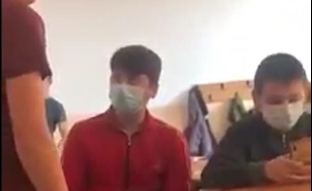 Elev bătut de un coleg în sala de clasă