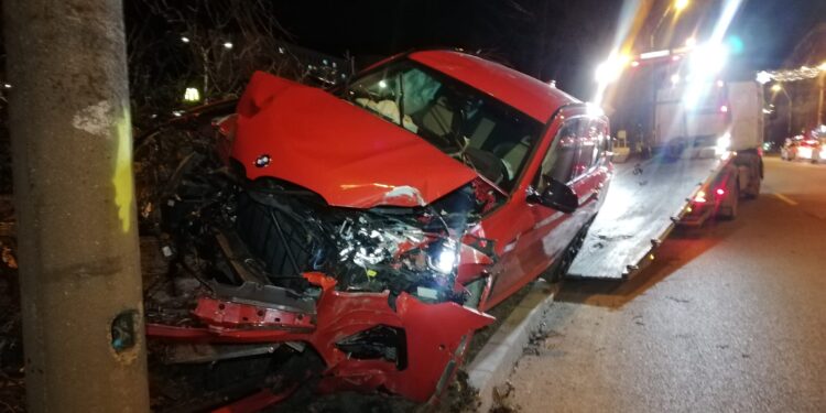 Galerie foto: A intrat cu mașina într-un copac şi un stâlp de iluminat public
