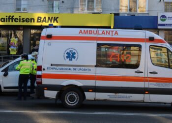 Lovit de un autovehicul în timp ce traversa prin loc nepermis