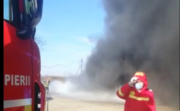 Incendiu la un rezervor gol, din polipropilenă, pe Șoseaua de Centură