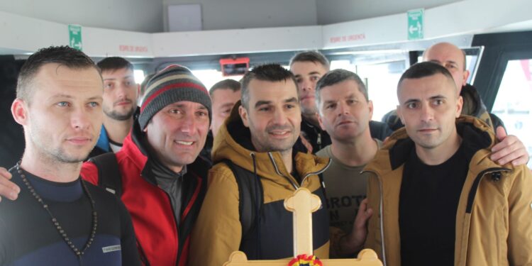 Răzvan Rahel a recuperat crucea de Bobotează din apele Dunării