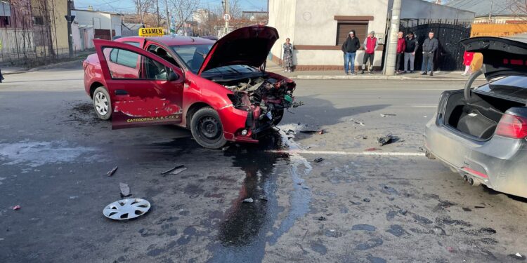 Accident cu o mașină de la o școală de șoferi