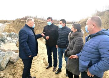 Conducerea Prefecturii Brăila a inspectat lucrările de consolidare la malul drept al râului Siret, din zona satului Corbu Vechi