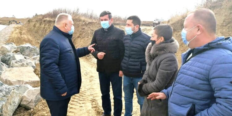 Conducerea Prefecturii Brăila a inspectat lucrările de consolidare la malul drept al râului Siret, din zona satului Corbu Vechi