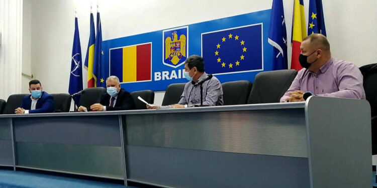 Prefectul Iulian Timofei s-a opus închiderii a două centre de vaccinare și a propus transformarea acestora în centru de testare Covid și vaccinare pentru grupa pediatrică