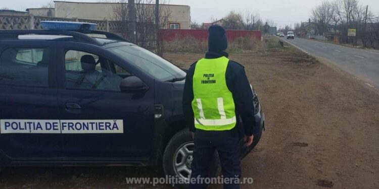 Bărbat de 67 de ani depistat de polițiștii de frontieră conducând un moped neînmatriculat deși nu avea nici permis de conducere