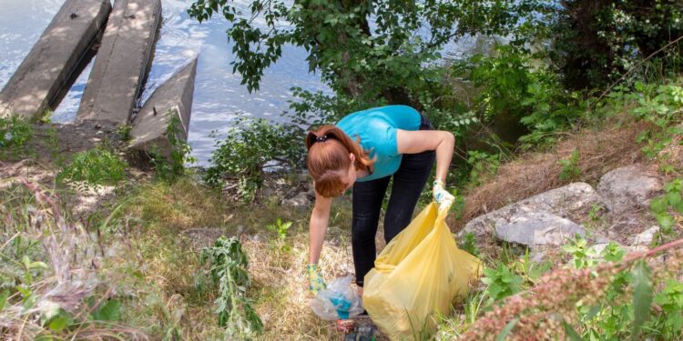 Semnal de alarmă: Zeci de mii de tone de deșeuri rămân anual necolectate în județele riverane Dunării