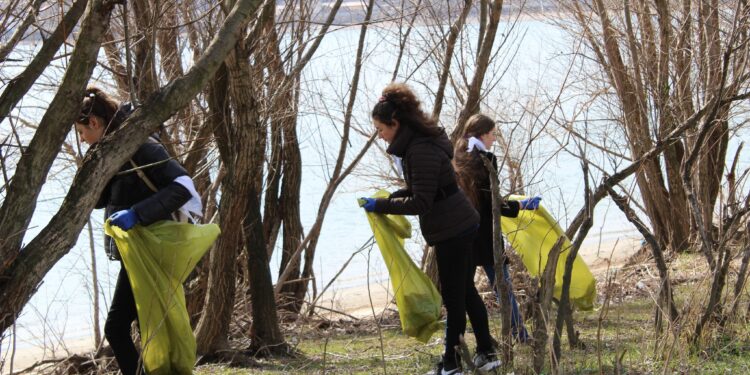 Peste 20 de tone de deșeuri din plastic au fost colectate în cadrul programului Cu Apele Curate