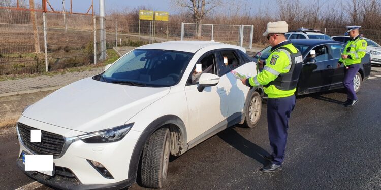 Polițiștii brăileni au dat flori șoferițelor aflate în trafic