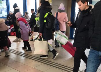 Un grup de 68 de refugiați din Ucraina au plecat astăzi cu trenul de la Brăila spre București