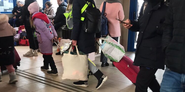 Un grup de 68 de refugiați din Ucraina au plecat astăzi cu trenul de la Brăila spre București