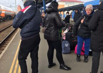 Un grup de 68 de refugiați din Ucraina au plecat astăzi cu trenul de la Brăila spre București