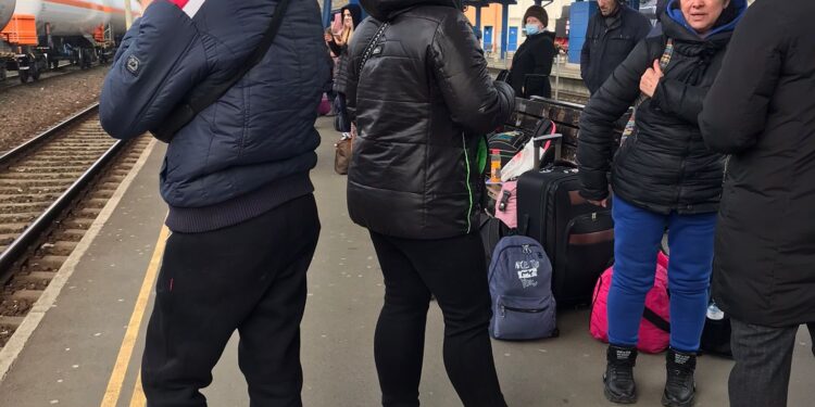 Un grup de 68 de refugiați din Ucraina au plecat astăzi cu trenul de la Brăila spre București