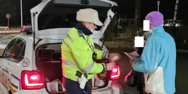 Polițiștii brăileni au oferit azi-noapte, conducătorilor auto care se deplasau pe DE584, câte o cafea