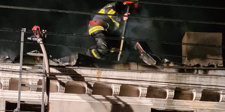 Foto: Incendiu la o casă pe pe Bulevardul Al. I Cuza