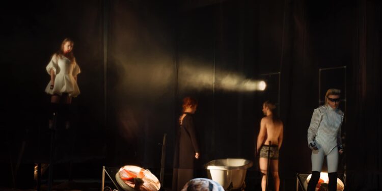 Teatrul Maria Filotti vă invită să vizionați spectacolele ”Orestia” și ”Bădăranii”