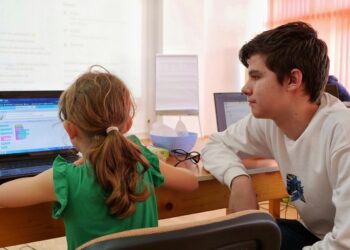 ￼Elevii de gimnaziu pot învăța gratuit programare și robotică