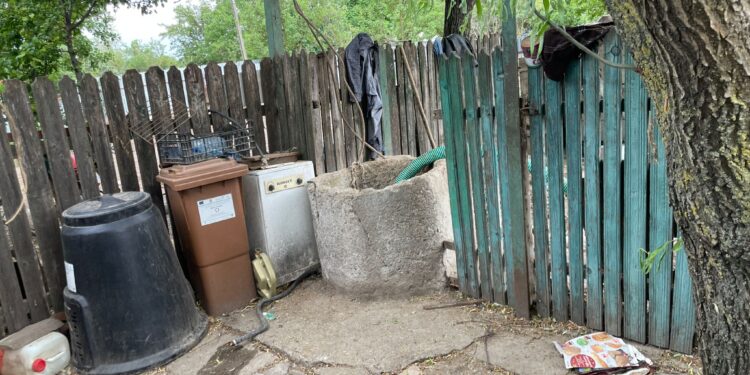 Bărbați care montau o motopompă au rămas blocați într-o fântănă. Un bărbat de 45 de ani căruia i s-au aplicat manevre de resuscitare a fost declarat decedat