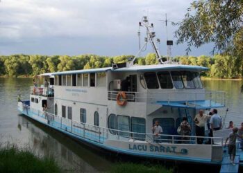 Curse de agrement pe fluviul Dunărea cu nava de pasageri „Lacu Sărat”