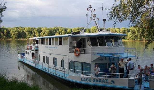Curse de agrement pe fluviul Dunărea cu nava de pasageri „Lacu Sărat”