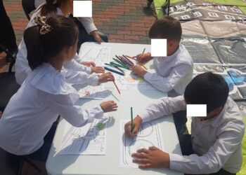 Aplicaţii practice în aer liber, la laboratorul mobil de educație rutieră, cu elevi de la școlile din mediul rural